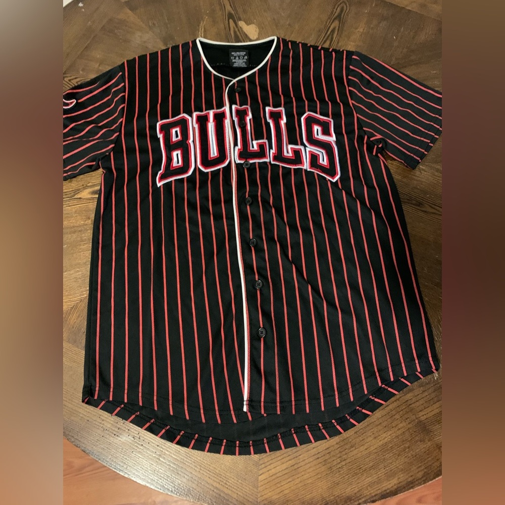 Men’s Chicago Bulls baseball button up shirt. Size Large.